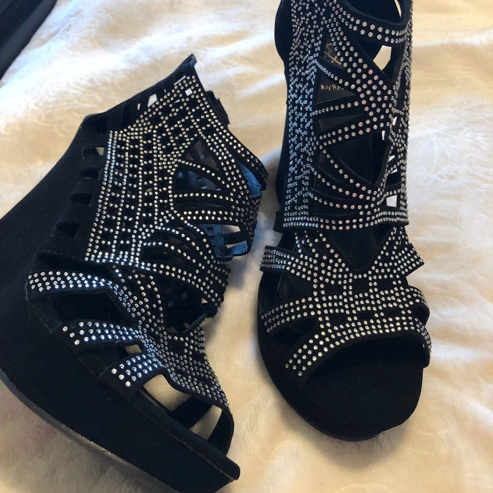 Black wedges